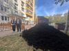 По просьбам жителей в палисадник двора на улице Медиков завезли чернозем