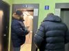 Дмитрий Хлестов проконтролировал замену лифтов в доме на Севанской улице