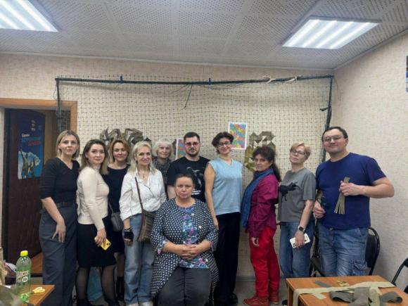 Аппарат Совета депутатов МО Царицыно организовал мастер-класс по плетению маскировочных сетей — фото-видеорепортаж
